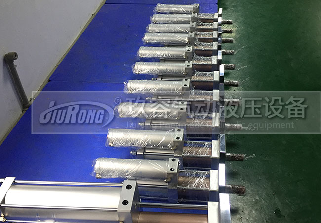 10臺標準型氣液增壓缸產(chǎn)品側(cè)面圖